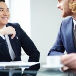 外国人と流ちょうに会話する日本人